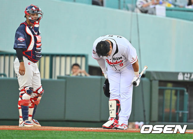 [OSEN=울산, 이석우 기자] 27일 울산 문수야구장에서 2026 메디힐 KBO 퓨처스리그 울산 웨일즈와 롯데 자이언츠의 경기가 열렸다. 울산은 나가가 선발로, 롯데는 박세진이 선발출전했다.울산 웨일즈 최지만이 7회말 1사 3루 대타로 출전해 울산 팬들에게 인사를 하고 있다. 2026.06.27 / foto0307@osen.co.kr