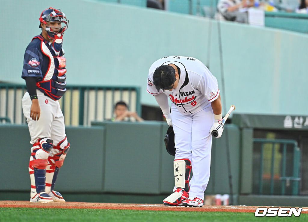 27일 울산 문수야구장에서 2026 메디힐 KBO 퓨처스리그 울산 웨일즈와 롯데 자이언츠의 경기가 열렸다. 울산은 나가가 선발로, 롯데는 박세진이 선발출전했다.울산 웨일즈 최지만이 7회말 1사 3루 대타로 출전해 울산 팬들에게 인사를 하고 있다. 2026.06.27 / foto0307@osen.co.kr