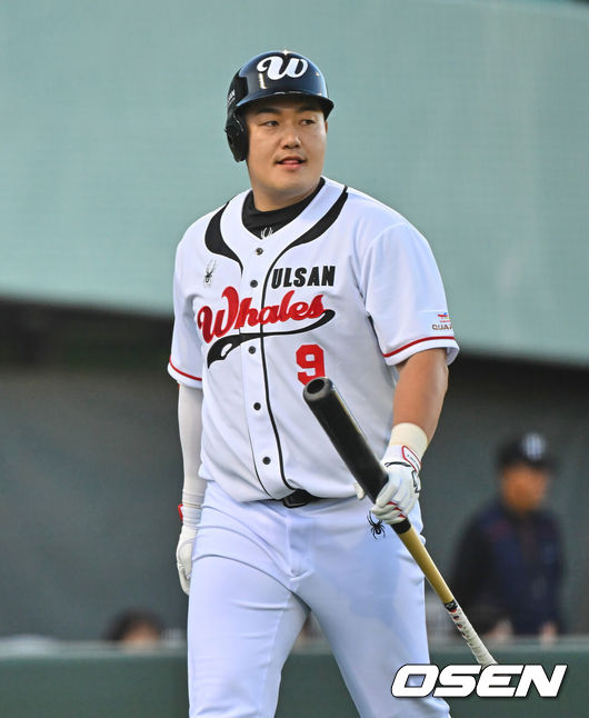 [OSEN=울산, 이석우 기자] 27일 울산 문수야구장에서 2026 메디힐 KBO 퓨처스리그 울산 웨일즈와 롯데 자이언츠의 경기가 열렸다. 울산은 나가가 선발로, 롯데는 박세진이 선발출전했다.울산 웨일즈 최지만이 7회말 1사 3루 대타로 출전해 삼진 아웃 당하고 아쉬워하고 있다. 2026.06.27 / foto0307@osen.co.kr