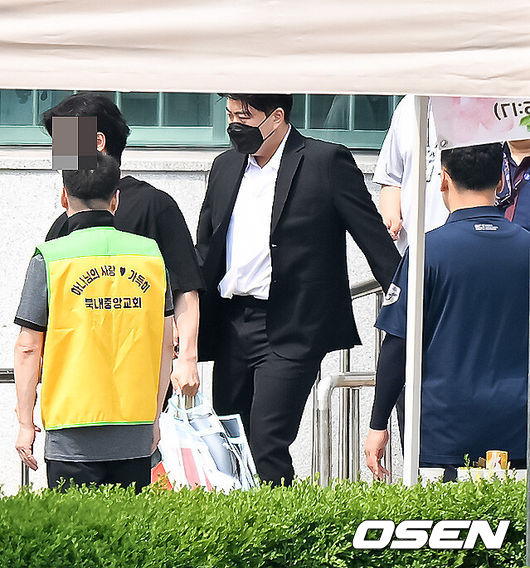 가수 김호중이 30일 경기도 여주시 소망교도소에서 출소했다.음주 상태로 차를 몰다 사고를 낸 뒤 달아난 혐의로 복역한 지 2년 1개월여 만이다. 최근 법무부의 가석방 심사를 통과한 데 따른 것으로, 당초 예정된 만기 출소일보다 5개월여 먼저 사회로 복귀한다.김호중은 음주 뺑소니 사고와 증거인멸 교사 등의 혐의로 징역 2년 6개월을 선고받았으며, 항소심 이후 상고를 포기해 형이 확정된 바 있다. 가수 김호중이 소망교도소를 나서고 있다.   2026.06.30 / soul1014@osen.co.kr