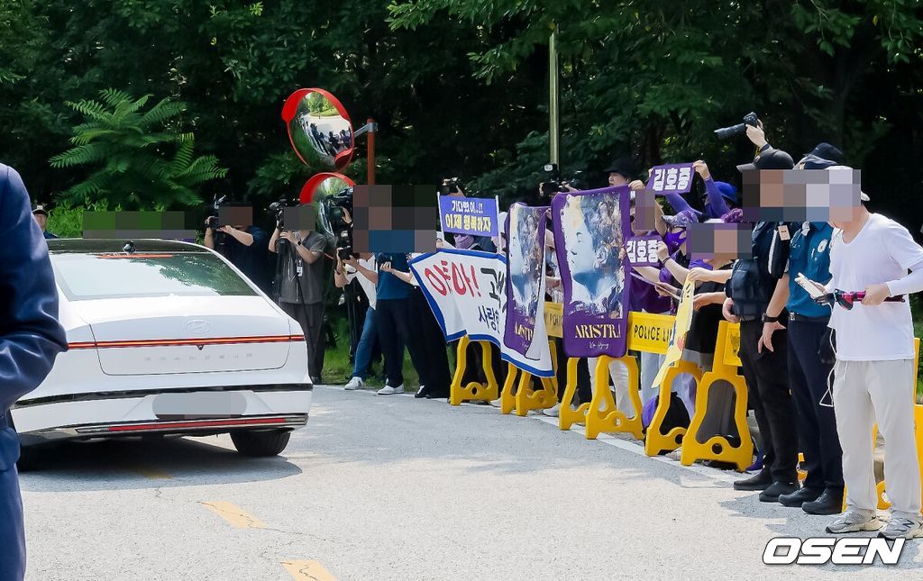 가수 김호중이 30일 경기도 여주시 소망교도소에서 출소했다.음주 상태로 차를 몰다 사고를 낸 뒤 달아난 혐의로 복역한 지 2년 1개월여 만이다. 최근 법무부의 가석방 심사를 통과한 데 따른 것으로, 당초 예정된 만기 출소일보다 5개월여 먼저 사회로 복귀한다.김호중은 음주 뺑소니 사고와 증거인멸 교사 등의 혐의로 징역 2년 6개월을 선고받았으며, 항소심 이후 상고를 포기해 형이 확정된 바 있다. 가수 김호중이 탄 차량이 교도소를 나서고 있다.    2026.06.30 / soul1014@osen.co.kr