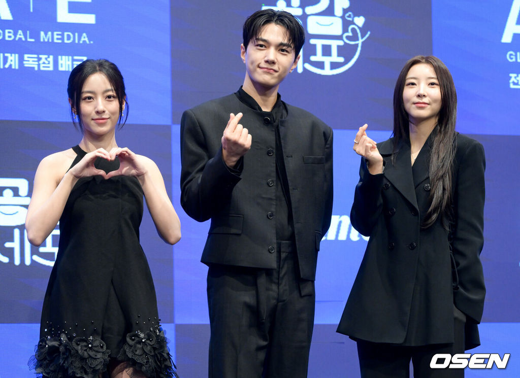 새 토일드라마 ‘공감세포’(극본 정연, 김성래 / 연출 김칠봉 / 제공 A+E Global Media / 제작 위매드, LG U+, MBC C&I) 제작발표회가 30일 서울 구로구 신도림 더 세인트에서 열렸다.‘공감세포’는 공감을 부정한 여자와 공감을 떠안은 남자가 ‘감정 전이’라는 초현실적인 사건을 통해 서로의 세계를 침범하며 감정을 다시 배워가는 과정을 그린 로맨틱 코미디다.배우 강민아(왼쪽부터), 김명수, 권소현이 포즈를 취하고 있다. 2026.06.30 /cej@osen.co.kr