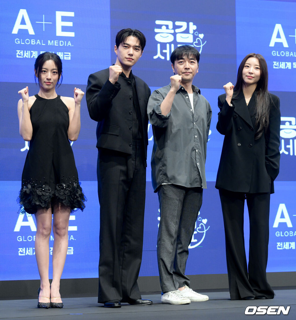새 토일드라마 ‘공감세포’(극본 정연, 김성래 / 연출 김칠봉 / 제공 A+E Global Media / 제작 위매드, LG U+, MBC C&I) 제작발표회가 30일 서울 구로구 신도림 더 세인트에서 열렸다.‘공감세포’는 공감을 부정한 여자와 공감을 떠안은 남자가 ‘감정 전이’라는 초현실적인 사건을 통해 서로의 세계를 침범하며 감정을 다시 배워가는 과정을 그린 로맨틱 코미디다.배우 강민아(왼쪽부터), 김명수, 김칠봉 감독, 배우 권소현이 포즈를 취하고 있다. 2026.06.30 /cej@osen.co.kr