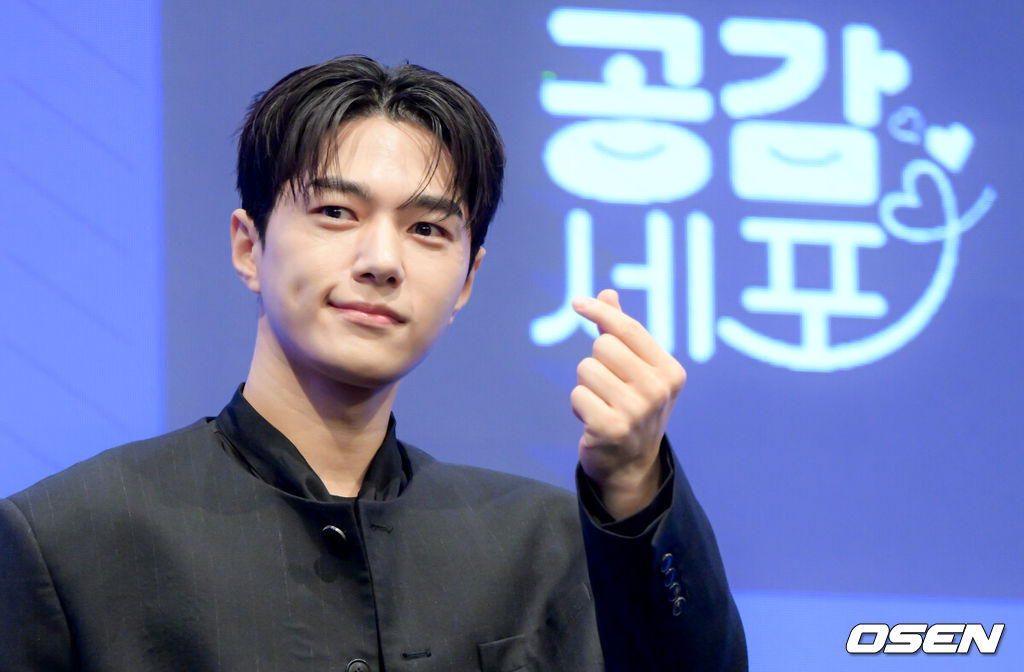 새 토일드라마 ‘공감세포’(극본 정연, 김성래 / 연출 김칠봉 / 제공 A+E Global Media / 제작 위매드, LG U+, MBC C&I) 제작발표회가 30일 서울 구로구 신도림 더 세인트에서 열렸다.‘공감세포’는 공감을 부정한 여자와 공감을 떠안은 남자가 ‘감정 전이’라는 초현실적인 사건을 통해 서로의 세계를 침범하며 감정을 다시 배워가는 과정을 그린 로맨틱 코미디다.배우 김명수가 포즈를 취하고 있다. 2026.06.30 /cej@osen.co.kr
