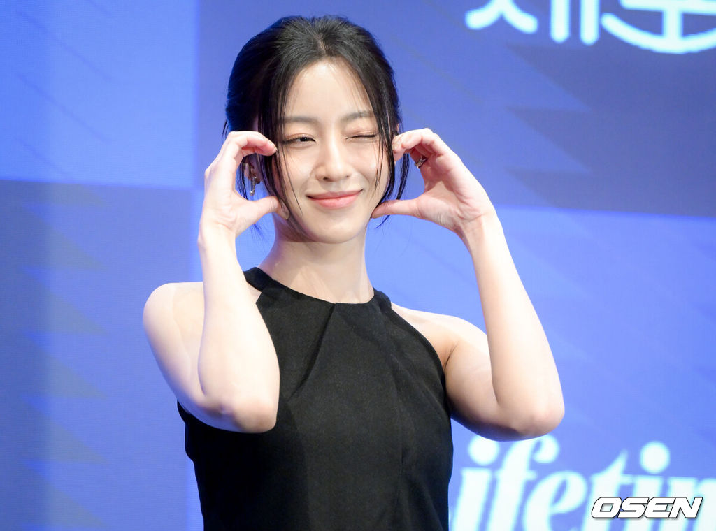 새 토일드라마 ‘공감세포’(극본 정연, 김성래 / 연출 김칠봉 / 제공 A+E Global Media / 제작 위매드, LG U+, MBC C&I) 제작발표회가 30일 서울 구로구 신도림 더 세인트에서 열렸다.‘공감세포’는 공감을 부정한 여자와 공감을 떠안은 남자가 ‘감정 전이’라는 초현실적인 사건을 통해 서로의 세계를 침범하며 감정을 다시 배워가는 과정을 그린 로맨틱 코미디다.배우 강민아가 포즈를 취하고 있다. 2026.06.30 /cej@osen.co.kr