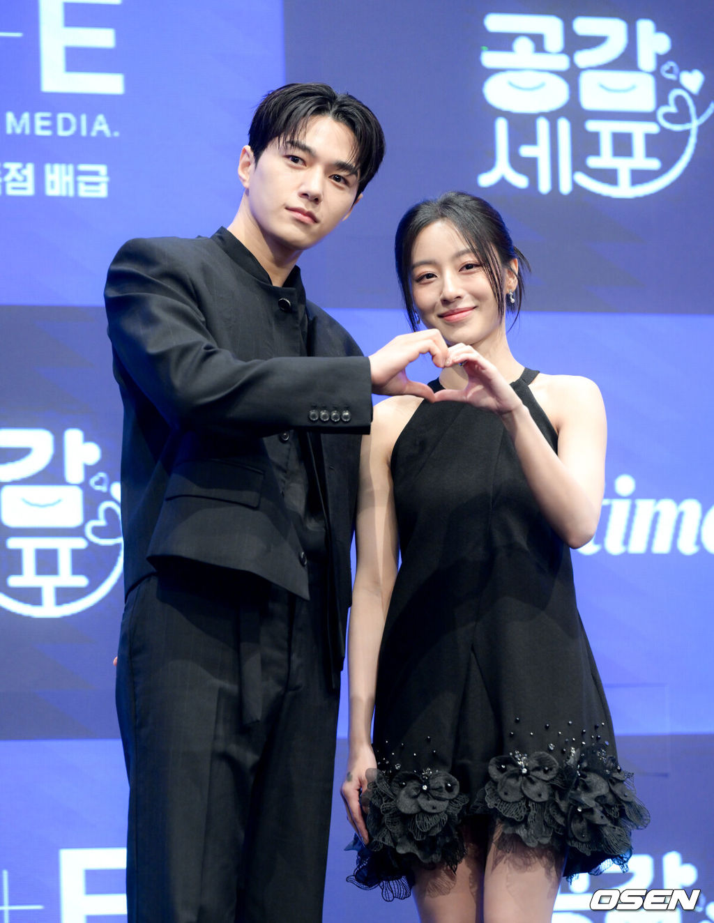 새 토일드라마 ‘공감세포’(극본 정연, 김성래 / 연출 김칠봉 / 제공 A+E Global Media / 제작 위매드, LG U+, MBC C&I) 제작발표회가 30일 서울 구로구 신도림 더 세인트에서 열렸다.‘공감세포’는 공감을 부정한 여자와 공감을 떠안은 남자가 ‘감정 전이’라는 초현실적인 사건을 통해 서로의 세계를 침범하며 감정을 다시 배워가는 과정을 그린 로맨틱 코미디다.배우 김명수, 강민아가 포즈를 취하고 있다. 2026.06.30 /cej@osen.co.kr