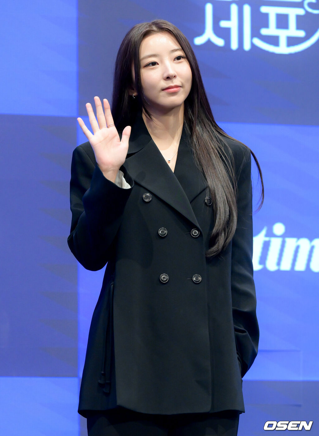 새 토일드라마 ‘공감세포’(극본 정연, 김성래 / 연출 김칠봉 / 제공 A+E Global Media / 제작 위매드, LG U+, MBC C&I) 제작발표회가 30일 서울 구로구 신도림 더 세인트에서 열렸다.‘공감세포’는 공감을 부정한 여자와 공감을 떠안은 남자가 ‘감정 전이’라는 초현실적인 사건을 통해 서로의 세계를 침범하며 감정을 다시 배워가는 과정을 그린 로맨틱 코미디다.배우 권소현이 포즈를 취하고 있다. 2026.06.30 /cej@osen.co.kr