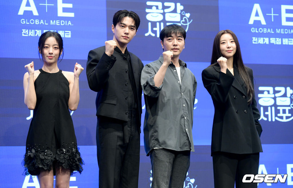 새 토일드라마 ‘공감세포’(극본 정연, 김성래 / 연출 김칠봉 / 제공 A+E Global Media / 제작 위매드, LG U+, MBC C&I) 제작발표회가 30일 서울 구로구 신도림 더 세인트에서 열렸다.‘공감세포’는 공감을 부정한 여자와 공감을 떠안은 남자가 ‘감정 전이’라는 초현실적인 사건을 통해 서로의 세계를 침범하며 감정을 다시 배워가는 과정을 그린 로맨틱 코미디다.배우 강민아(왼쪽부터), 김명수, 김칠봉 감독, 배우 권소현이 포즈를 취하고 있다. 2026.06.30 /cej@osen.co.kr