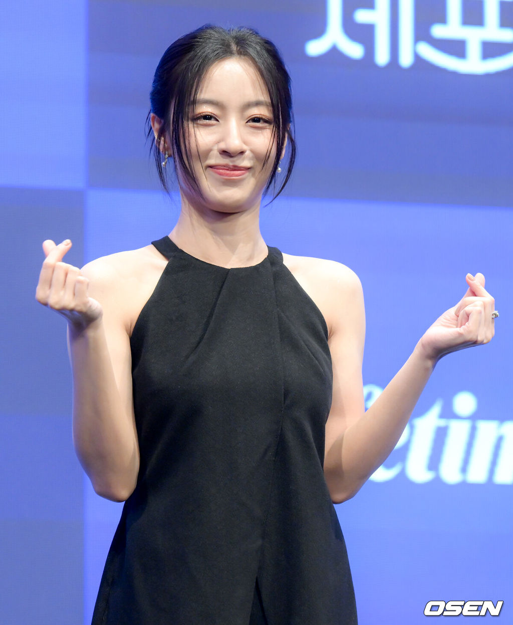 새 토일드라마 ‘공감세포’(극본 정연, 김성래 / 연출 김칠봉 / 제공 A+E Global Media / 제작 위매드, LG U+, MBC C&I) 제작발표회가 30일 서울 구로구 신도림 더 세인트에서 열렸다.‘공감세포’는 공감을 부정한 여자와 공감을 떠안은 남자가 ‘감정 전이’라는 초현실적인 사건을 통해 서로의 세계를 침범하며 감정을 다시 배워가는 과정을 그린 로맨틱 코미디다.배우 강민아가 포즈를 취하고 있다. 2026.06.30 /cej@osen.co.kr