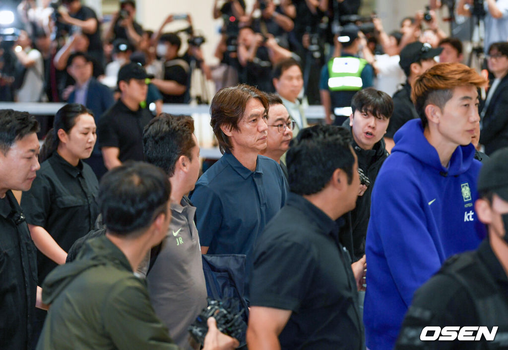 32강 진출에 실패한 대한민국 축구대표팀 중 홍명보 감독을 비롯해 김민재, 황희찬, 설영우, 이강인 등 선수 8명이 30일 새벽 인천국제공항을 통해 귀국했다. 손흥민 등 나머지 선수들은 쪼개져서 각자 귀국한다. 대표팀 귀국 본진은 30일 새벽 인천공항에 도착한다.홍명보 감독과 대표팀 선수들이 입국하고 있다. 2026.06.30 / rumi@osen.co.kr