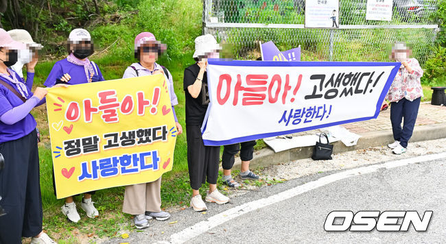 [OSEN=여주, 박준형 기자] 가수 김호중이 30일 경기도 여주시 소망교도소에서 출소했다.음주 상태로 차를 몰다 사고를 낸 뒤 달아난 혐의로 복역한 지 2년 1개월여 만이다. 최근 법무부의 가석방 심사를 통과한 데 따른 것으로, 당초 예정된 만기 출소일보다 5개월여 먼저 사회로 복귀한다.김호중은 음주 뺑소니 사고와 증거인멸 교사 등의 혐의로 징역 2년 6개월을 선고받았으며, 항소심 이후 상고를 포기해 형이 확정된 바 있다. 김호중의 팬들이 플랜카드를 들고 가석방하는 김호중을 응원하고 있다.    2026.06.30 / soul1014@osen.co.kr