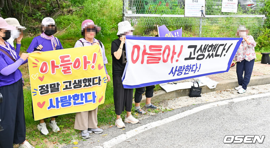 가수 김호중이 30일 경기도 여주시 소망교도소에서 출소했다.음주 상태로 차를 몰다 사고를 낸 뒤 달아난 혐의로 복역한 지 2년 1개월여 만이다. 최근 법무부의 가석방 심사를 통과한 데 따른 것으로, 당초 예정된 만기 출소일보다 5개월여 먼저 사회로 복귀한다.김호중은 음주 뺑소니 사고와 증거인멸 교사 등의 혐의로 징역 2년 6개월을 선고받았으며, 항소심 이후 상고를 포기해 형이 확정된 바 있다. 김호중의 팬들이 플랜카드를 들고 가석방하는 김호중을 응원하고 있다. 2026.06.30 / soul1014@osen.co.kr