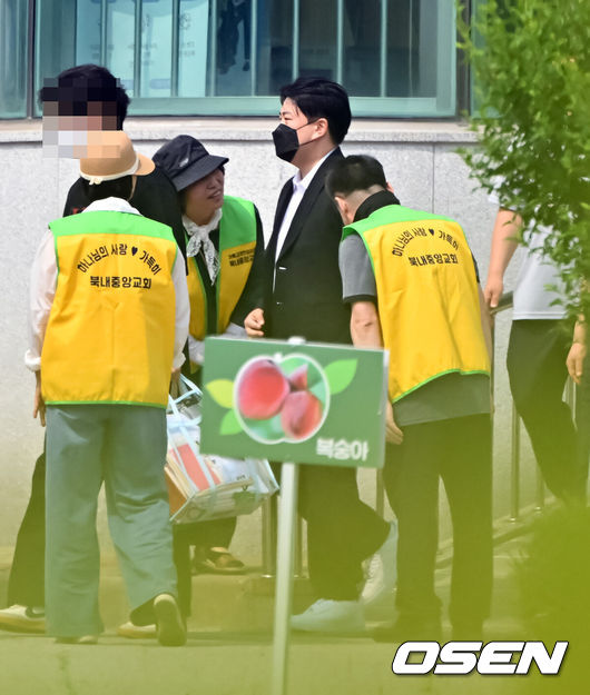 [OSEN=여주, 박준형 기자] 가수 김호중이 30일 경기도 여주시 소망교도소에서 출소했다.음주 상태로 차를 몰다 사고를 낸 뒤 달아난 혐의로 복역한 지 2년 1개월여 만이다. 최근 법무부의 가석방 심사를 통과한 데 따른 것으로, 당초 예정된 만기 출소일보다 5개월여 먼저 사회로 복귀한다.김호중은 음주 뺑소니 사고와 증거인멸 교사 등의 혐의로 징역 2년 6개월을 선고받았으며, 항소심 이후 상고를 포기해 형이 확정된 바 있다. 가수 김호중이 소망교도소를 나서고 있다.   2026.06.30 / soul1014@osen.co.kr