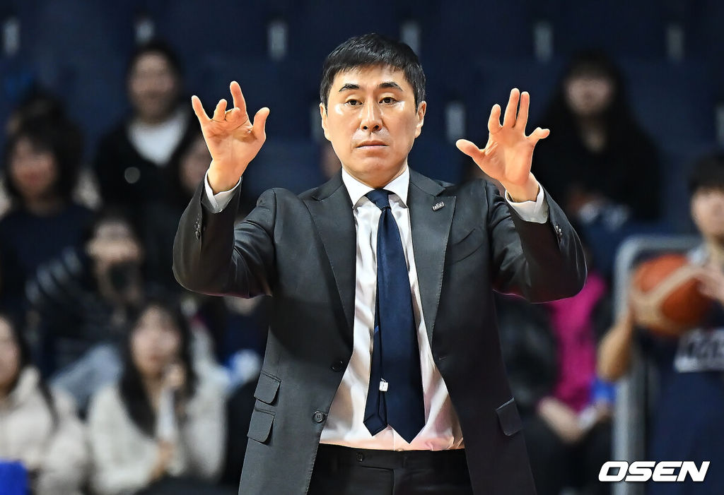 10일 부산 사직체육관에서 2025-2026 LG전자 프로농구 부산 KCC와 울산 현대모비스의 경기가 열렸다.목 부상으로 허웅이 휴식 차원에서 결장하는 부산 KCC가 울산 현대모비스전에서 어떤 해법을 보여줄지 주목된다.부산 KCC 이상민 감독이 선수들을 독려하고 있다. 2026.03.10 / foto0307@osen.co.kr