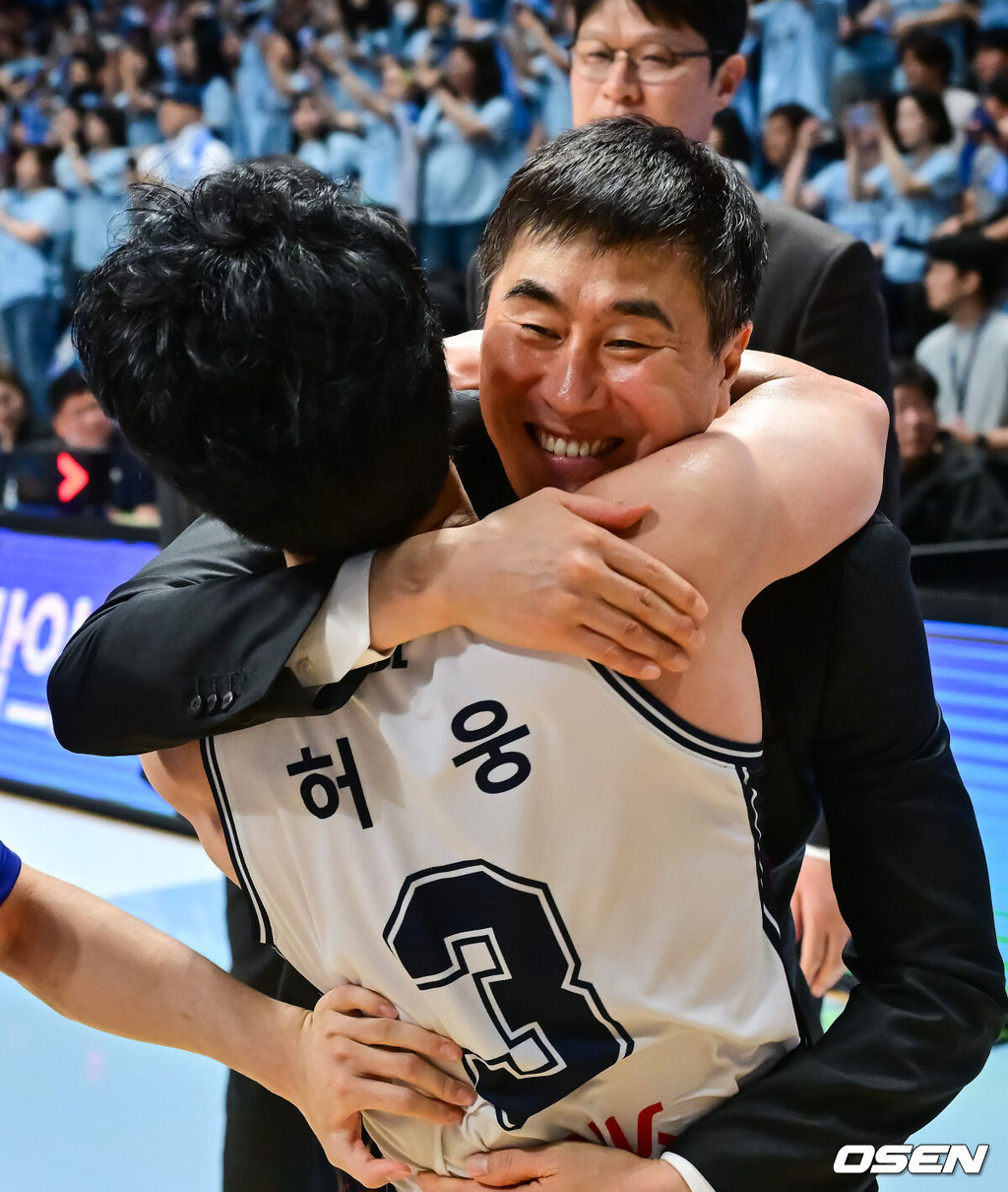 정규리그 6위가 챔프전 우승을 했다! 부산 KCC가 프로농구 새 역사를 썼다. 부산 KCC는 13일 고양소노아레나에서 개최된 2025-26 LG전자 프로농구 챔피언결정전 5차전에서 고양 소노를 76-68로 제압했다. KCC는 4승 1패로 2년 만의 챔프전 우승컵 탈환에 성공했다.우승 확정 순간 KCC 이상민 감독이 허웅과 포옹을 하고 있다 2026.05.13 / soul1014@osen.co.kr