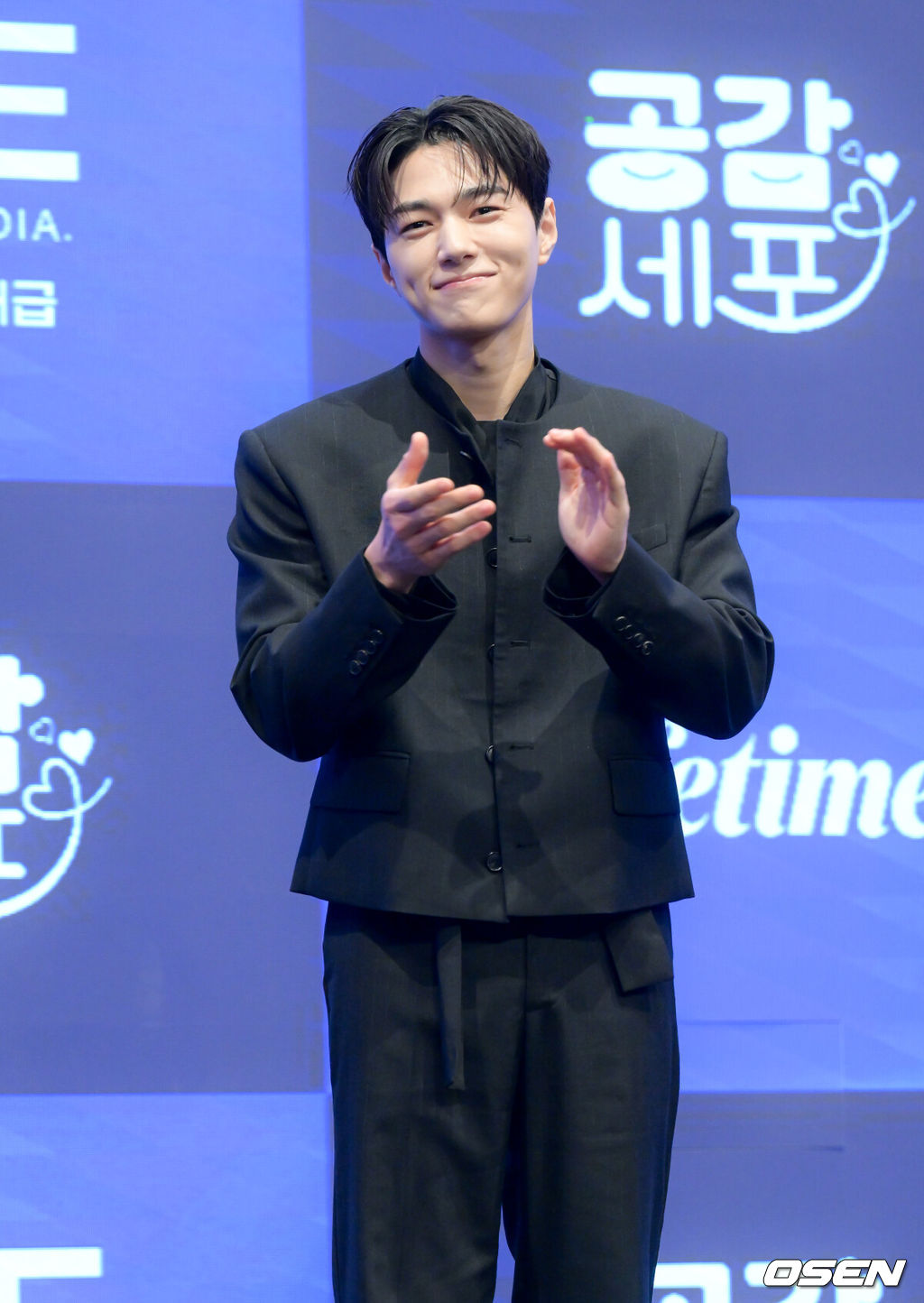 새 토일드라마 ‘공감세포’(극본 정연, 김성래 / 연출 김칠봉 / 제공 A+E Global Media / 제작 위매드, LG U+, MBC C&I) 제작발표회가 30일 서울 구로구 신도림 더 세인트에서 열렸다.‘공감세포’는 공감을 부정한 여자와 공감을 떠안은 남자가 ‘감정 전이’라는 초현실적인 사건을 통해 서로의 세계를 침범하며 감정을 다시 배워가는 과정을 그린 로맨틱 코미디다.배우 김명수가 포즈를 취하고 있다. 2026.06.30 /cej@osen.co.kr