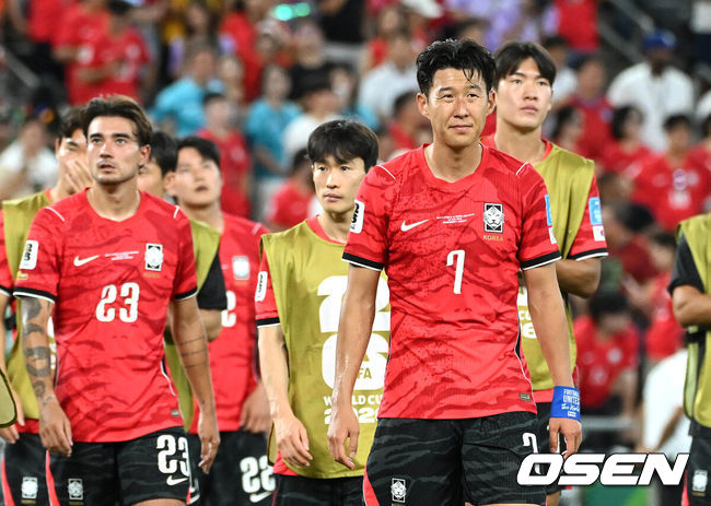 [OSEN=몬테레이(멕시코), 이대선 기자] 홍명보 감독이 이끄는 대한민국 축구대표팀은 25일(이하 한국시간) 오전 10시 멕시코 몬테레이 스타디움에서 개최된 2026 국제축구연맹(FIFA) 북중미 월드컵 조별리그 A조 최종전에서 남아프리카공화국에게 0-1 충격패를 당했다.&nbsp;1승2패가 된 한국은 A조 3위로 밀리며 32강 자력진출에 실패했다. 한국은 나머지 조들의 상황을 따져보고 32강에 진출할 가능성은 남아있다.경기 종료 후 대한민국 선수단이 패배에 아쉬워하고 있다. 2026.06.25 /sunday@osen.co.kr