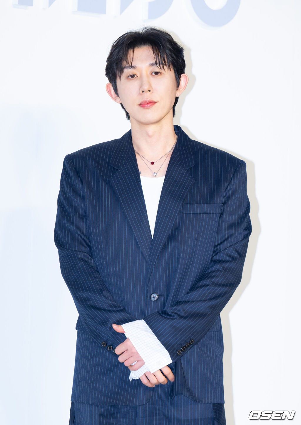 26일 오후 서울 성수동 XYZ SEOUL에서 한 뷰티브랜드의 신제품 출시 기념 팝업 포토월 행사가 열렸다. 이날 행사에는 걸그룹 미야오, 레드벨벳 슬기, 빈지노, 코드 쿤스트 모델 홍태준, 곽지영&김원중 부부, 배우 변요한, 남윤수, 원지안, 로운, 이동욱, 배두나가 참석했다. 가수 코드 쿤스트가 포즈를 취하고 있다. 2025.03.26 / ksl0919@osen.co.kr