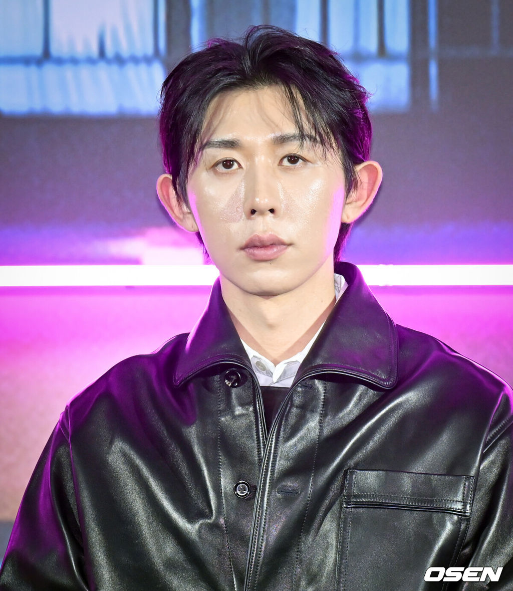 ’넷플릭스(Netflix) 예능 ‘좀비버스: 뉴 블러드’ 제작발표회가 14일 서울 용산구 CGV용산아이파크몰에서 열렸다.이날 제작발표회에는 박진경 PD, 문상돈 PD, 노홍철, 이시영, 조세호, 태연, 육성재, 딘딘, 코드 쿤스트, 권은비, 파트리샤, 김선태, 안드레 러시가 참석했다.코드 쿤스트가 포즈를 취하고 있다. 2024.11.14 /cej@osen.co.kr