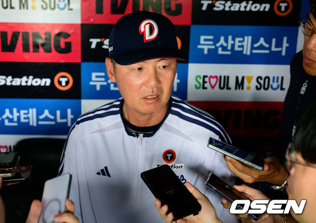 [OSEN=잠실, 지형준 기자] 30일 서울 잠실야구장에서 2026 신한 SOL KBO리그 두산 베어스와 롯데 자이언츠의 경기가 열렸다.이날 두산은 최민석, 롯데는 박세웅을 선발로 내세웠다.경기에 앞서 두산 김원형 감독이 취재진과 이야기를 나누고 있다. 2026.06.30 / jpnews@osen.co.kr