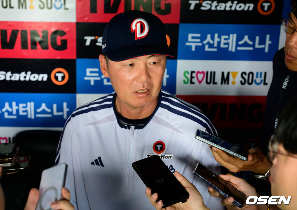 30일 서울 잠실야구장에서 2026 신한 SOL KBO리그 두산 베어스와 롯데 자이언츠의 경기가 열렸다.이날 두산은 최민석, 롯데는 박세웅을 선발로 내세웠다.경기에 앞서 두산 김원형 감독이 취재진과 이야기를 나누고 있다. 2026.06.30 / jpnews@osen.co.kr