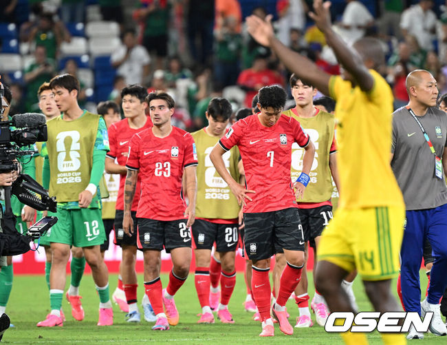 [OSEN=몬테레이(멕시코), 이대선 기자] 홍명보 감독이 이끄는 대한민국 축구대표팀은 25일(이하 한국시간) 오전 10시 멕시코 몬테레이 스타디움에서 개최된 2026 국제축구연맹(FIFA) 북중미 월드컵 조별리그 A조 최종전에서 남아프리카공화국에게 0-1 충격패를 당했다.&nbsp;1승2패가 된 한국은 A조 3위로 밀리며 32강 자력진출에 실패했다. 한국은 나머지 조들의 상황을 따져보고 32강에 진출할 가능성은 남아있다. 1승1무1패의 남아공이 2위로 32강 진출을 확정지었다.&nbsp;경기 종료 후 대한민국 선수들이 패배에 아쉬워하고 있다. 2026.06.25 /sunday@osen.co.kr