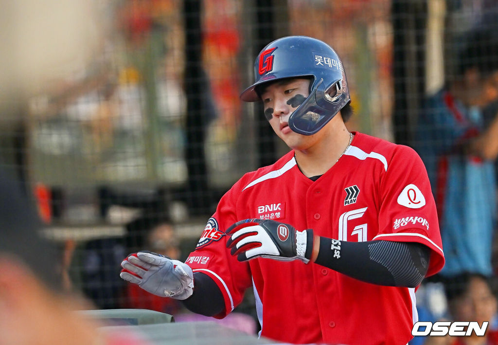 28일 부산 사직야구장에서 2026 신한 SOL KBO 리그 롯데 자이언츠와 LG 트윈스의 경기가 열렸다. 홈팀 롯데는 비슬리가, 방문팀 LG는 장현식이 선발 출전했다.롯데 자이언츠 손성빈이 3회말 무사 2루 황성빈의 중견수 왼쪽 1타점 안타때 득점을 올리고 하이파이브를 하고 있다. 2026.06.28 / foto0307@osen.co.kr
