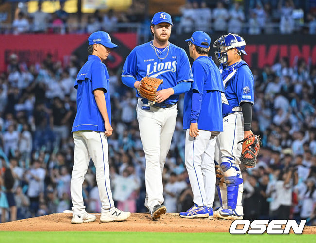 [OSEN=창원, 이석우 기자] 30일 창원NC파크에서 2026 신한 SOL KBO 리그 NC 다이노스와 삼성 라이온즈의 경기가 열렸다. 홈팀 NC는 테일러가, 방문팀 삼성은 오러클린이 선발 출전했다. 삼성 라이온즈 오러클린이 3회말 역전을 허용하고 교체되고 있다. 2026.06.30 / foto0307@osen.co.kr