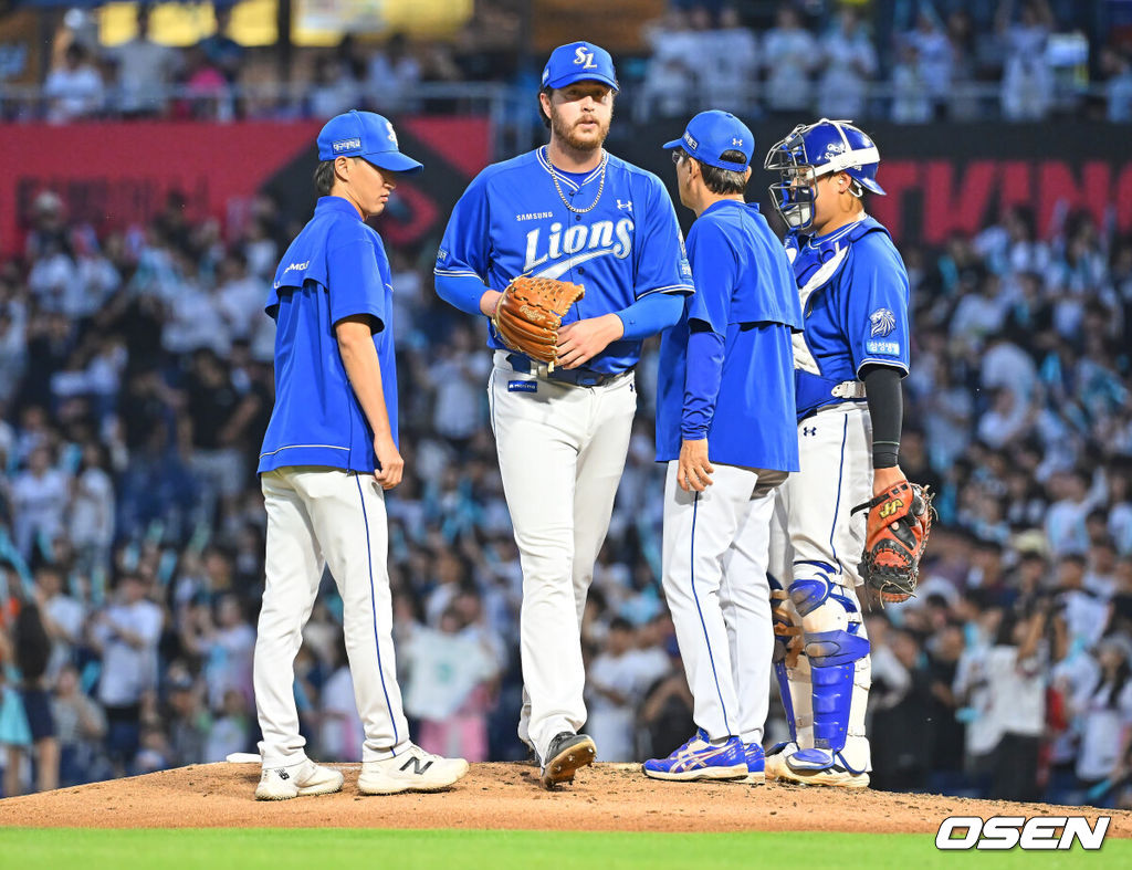 30일 창원NC파크에서 2026 신한 SOL KBO 리그 NC 다이노스와 삼성 라이온즈의 경기가 열렸다. 홈팀 NC는 테일러가, 방문팀 삼성은 오러클린이 선발 출전했다. 삼성 라이온즈 오러클린이 3회말 역전을 허용하고 교체되고 있다. 2026.06.30 / foto0307@osen.co.kr