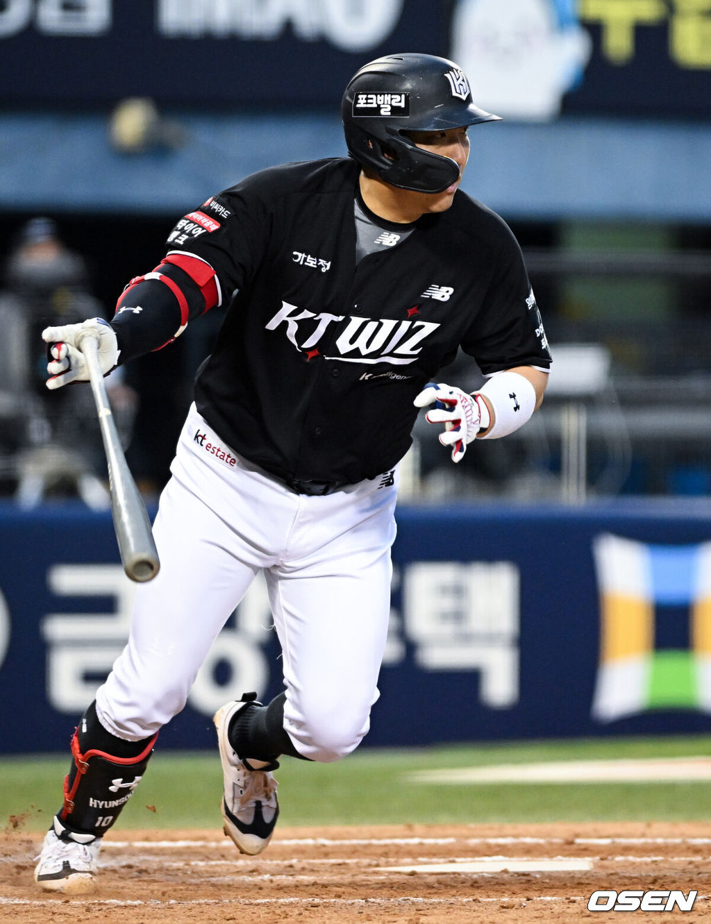17일 서울 잠실야구장에서 ‘2026 신한 SOL Bank KBO리그’ 두산 베어스와 KT 위즈의 경기가 열렸다.홈팀 두산은 타카다를, 방문팀 KT는 사우어를 선발로 내세웠다.5회초 1사 1,3루에서 KT 김현수가 다시 앞서가는 적시타를 날리고 있다. 2026.06.17 /cej@osen.co.kr