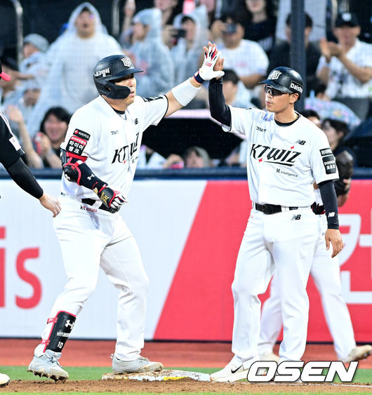 [OSEN=수원, 최규한 기자] 4일 수원 KT위즈파크에서 ‘2026 신한 SOL Bank KBO리그’ KT 위즈와 LG 트윈스의 경기가 열렸다.홈팀 KT는 맷 사우어, 방문팀 LG는 라클란 웰스를 선발로 내세웠다.3회말 무사 1, 2루 상황 KT 김현수가 추격의 1타점 적시타를 날리고 1루에 안착해 기뻐하고 있다. 2026.06.04 / dreamer@osen.co.kr