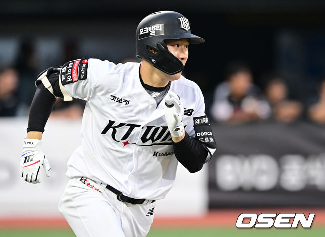 [OSEN=수원, 조은정 기자]3일 오후 수원KT위즈파크에서  '2026 신한 SOL Bank KBO리그'&nbsp;KT 위즈와 LG 트윈스의 경기가 열렸다.이날 KT는 고영표를, LG는 이정용을 선발투수로 내세웠다.8회말 2사에서 KT 최원준이 안타를 날리고 있다. 2026.06.03 /cej@osen.co.kr