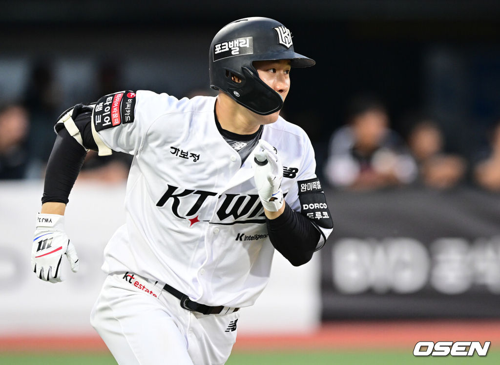 3일 오후 수원KT위즈파크에서 '2026 신한 SOL Bank KBO리그' KT 위즈와 LG 트윈스의 경기가 열렸다.이날 KT는 고영표를, LG는 이정용을 선발투수로 내세웠다.8회말 2사에서 KT 최원준이 안타를 날리고 있다. 2026.06.03 /cej@osen.co.kr
