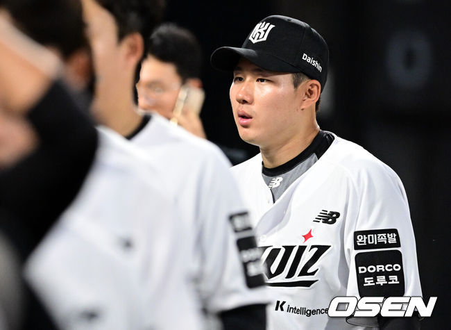 [OSEN=프로야구 KT 위즈가&nbsp;LG 트윈스를 꺾고 전날 패배를 설욕했다.&nbsp;KT는&nbsp;3일 수원 KT위즈파크에서 열린 2026 KBO리그 LG와 경기에서 7-6으로 승리했다.&nbsp;KT 선발 고영표는 7이닝 동안 6피안타(1피홈런) 2사사구 8탈삼진 2실점으로 시즌 3승째를 기록했다.&nbsp;톱타자 최원준이 5타수 4안타 1타점 2득점, 김민혁이 4타수 2안타 2타점으로 활약했다. 마무리 박영현은 8회 1사 1,2루에서 등판, 4아웃 세이브를 기록했다.&nbsp;KT 최원준이 이강철 감독과 승리 하이파이브를 하고  있다. 2026.06.03 /cej@osen.co.kr