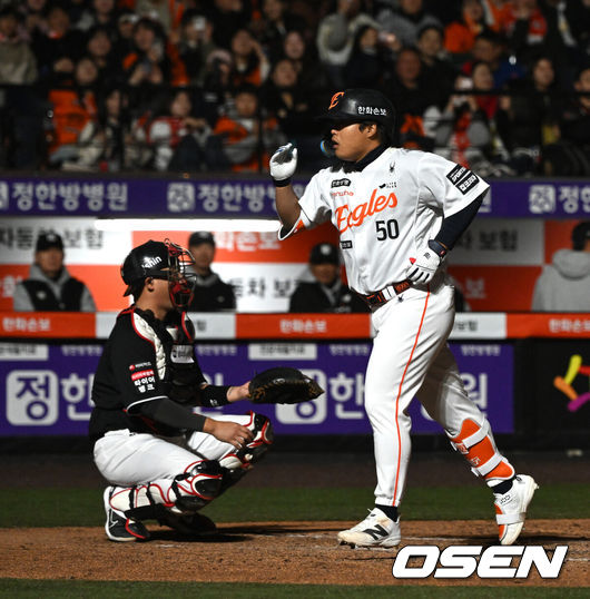 [OSEN=대전, 이대선 기자] 2일 대전 한화생명볼파크에서 2026 신한 SOL KBO리그 한화 이글스와 KT 위즈의 경기가 열렸다.이날 한화는 문동주, KT는 오원석을 선발로 내세웠다.7회말 무사에서 한화 강백호가 우월 솔로 홈런을 치고 환호하고 있다. 2026.04.02 /sunday@osen.co.kr
