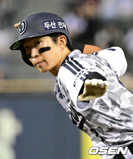 [OSEN=잠실, 지형준 기자] 30일 서울 잠실야구장에서 2026 신한 SOL KBO리그 두산 베어스와 롯데 자이언츠의 경기가 열렸다.이날 두산은 최민석, 롯데는 박세웅을 선발로 내세웠다.6회말 1사 1,3루에서 두산 김민석이 1타점 중전 적시타를 날리며 기뻐하고 있다. 2026.06.30 / jpnews@osen.co.kr