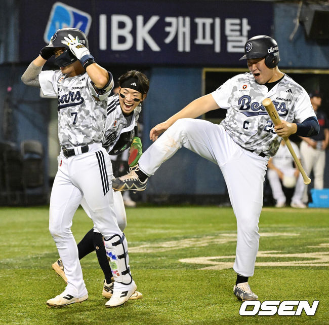 [OSEN=잠실, 지형준 기자] 30일 서울 잠실야구장에서 2026 신한 SOL KBO리그 두산 베어스와 롯데 자이언츠의 경기가 열렸다.이날 두산은 최민석, 롯데는 박세웅을 선발로 내세웠다.6회말 2사 1,2루에서 두산 박찬호가 좌월 스리런포를 날리며 김민석, 양의지의 축하를 받고 있다. 2026.06.30 / jpnews@osen.co.kr
