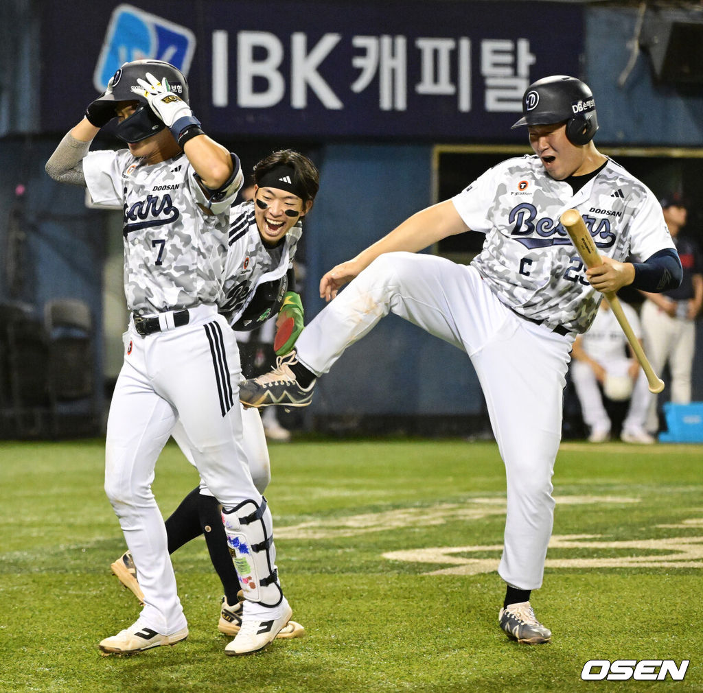 30일 서울 잠실야구장에서 2026 신한 SOL KBO리그 두산 베어스와 롯데 자이언츠의 경기가 열렸다.이날 두산은 최민석, 롯데는 박세웅을 선발로 내세웠다.6회말 2사 1,2루에서 두산 박찬호가 좌월 스리런포를 날리며 김민석, 양의지의 축하를 받고 있다. 2026.06.30 / jpnews@osen.co.kr