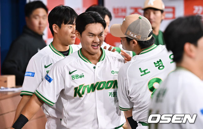 [OSEN=고척, 박준형 기자] 30일 서울 고척스카이돔에서 2026 신한 SOL KBO리그 키움 히어로즈와 LG 트윈스의 경기가 진행됐다.이날 키움은 안우진을, LG는 톨허스트를 선발투수로 내세웠다.  2회말 키움 선두타자 박찬혁이 솔로홈런을 날리고 동료, 코칭스태프에게 축하를 받고 있다.    2026.06.30 / soul1014@osen.co.kr