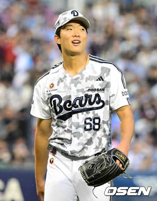 [OSEN=잠실, 지형준 기자] 30일 서울 잠실야구장에서 2026 신한 SOL KBO리그 두산 베어스와 롯데 자이언츠의 경기가 열렸다.이날 두산은 최민석, 롯데는 박세웅을 선발로 내세웠다.5회초 2사 1,2루에서 두산 최민석이 롯데 노진혁을 중견수 플라이로 처리하며 미소짓고 있다. 2026.06.30 / jpnews@osen.co.kr