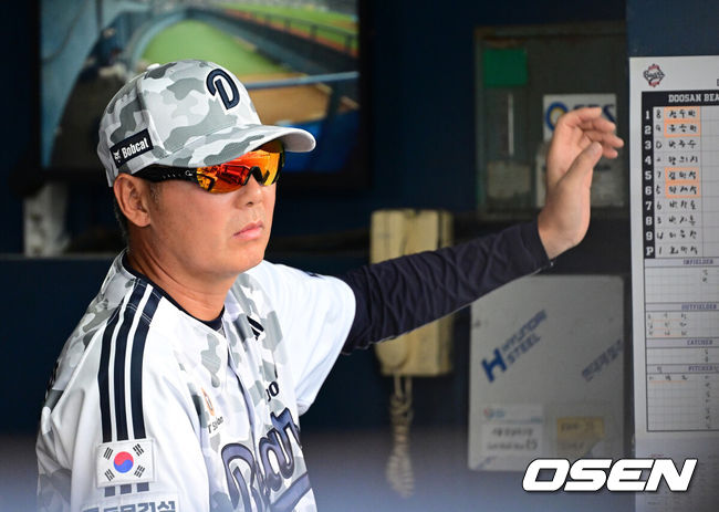 [OSEN=잠실, 지형준 기자] 30일 서울 잠실야구장에서 2026 신한 SOL KBO리그 두산 베어스와 롯데 자이언츠의 경기가 열렸다.이날 두산은 최민석, 롯데는 박세웅을 선발로 내세웠다.2회말 두산 김원형 감독이 경기를 지켜보고 있다. 2026.06.30 / jpnews@osen.co.kr