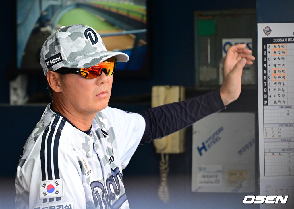 30일 서울 잠실야구장에서 2026 신한 SOL KBO리그 두산 베어스와 롯데 자이언츠의 경기가 열렸다.이날 두산은 최민석, 롯데는 박세웅을 선발로 내세웠다.2회말 두산 김원형 감독이 경기를 지켜보고 있다. 2026.06.30 / jpnews@osen.co.kr