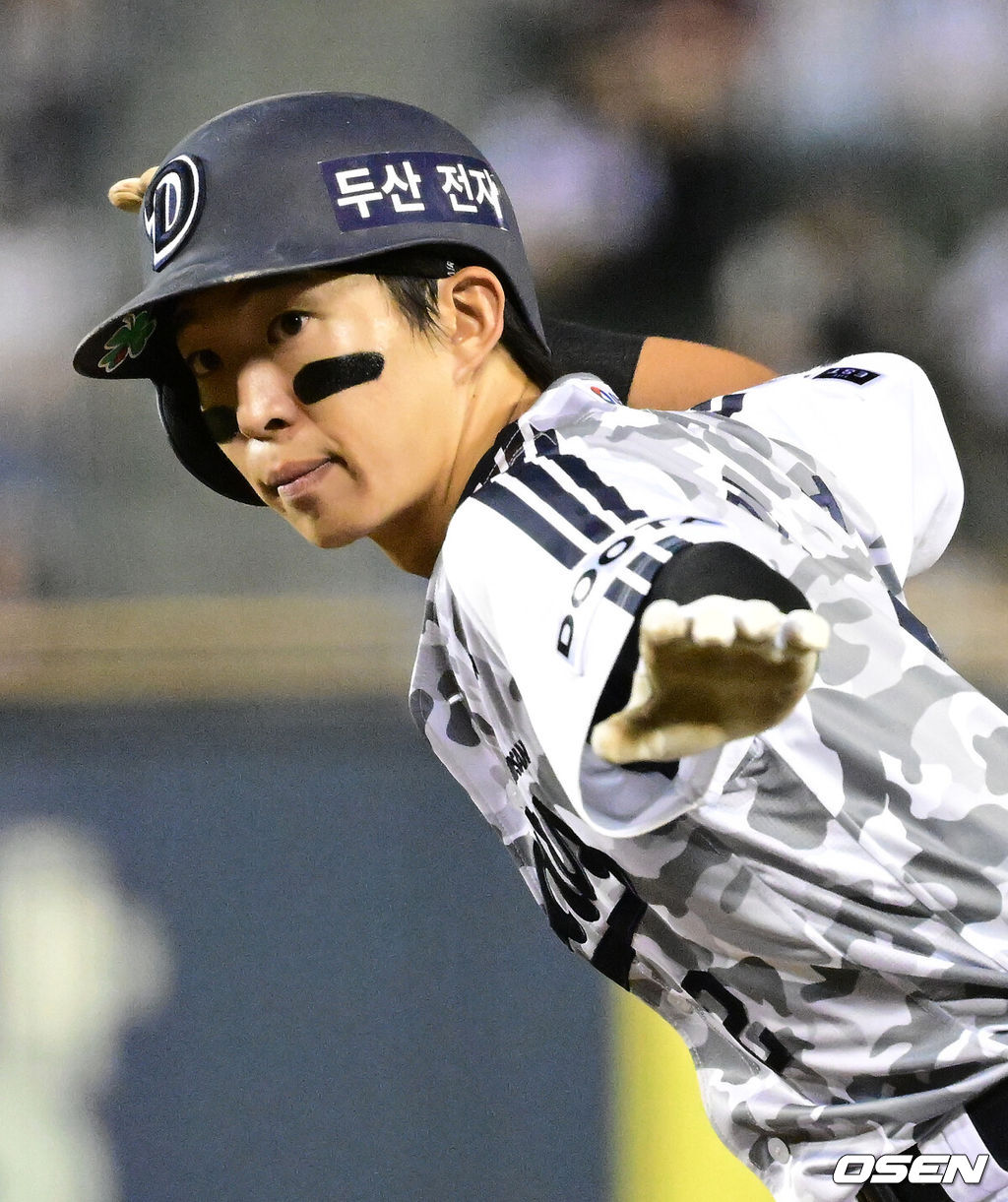 30일 서울 잠실야구장에서 2026 신한 SOL KBO리그 두산 베어스와 롯데 자이언츠의 경기가 열렸다.이날 두산은 최민석, 롯데는 박세웅을 선발로 내세웠다.6회말 1사 1,3루에서 두산 김민석이 1타점 중전 적시타를 날리며 기뻐하고 있다. 2026.06.30 / jpnews@osen.co.kr