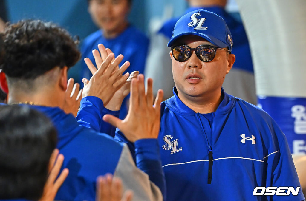 30일 창원NC파크에서 2026 신한 SOL KBO 리그 NC 다이노스와 삼성 라이온즈의 경기가 열렸다. 홈팀 NC는 테일러가, 방문팀 삼성은 오러클린이 선발 출전했다. 삼성 라이온즈 박진만 감독이 NC 다이노스에 13-7로 승리한 후 기쁨을 나누고 있다. 2026.06.30 / foto0307@osen.co.kr