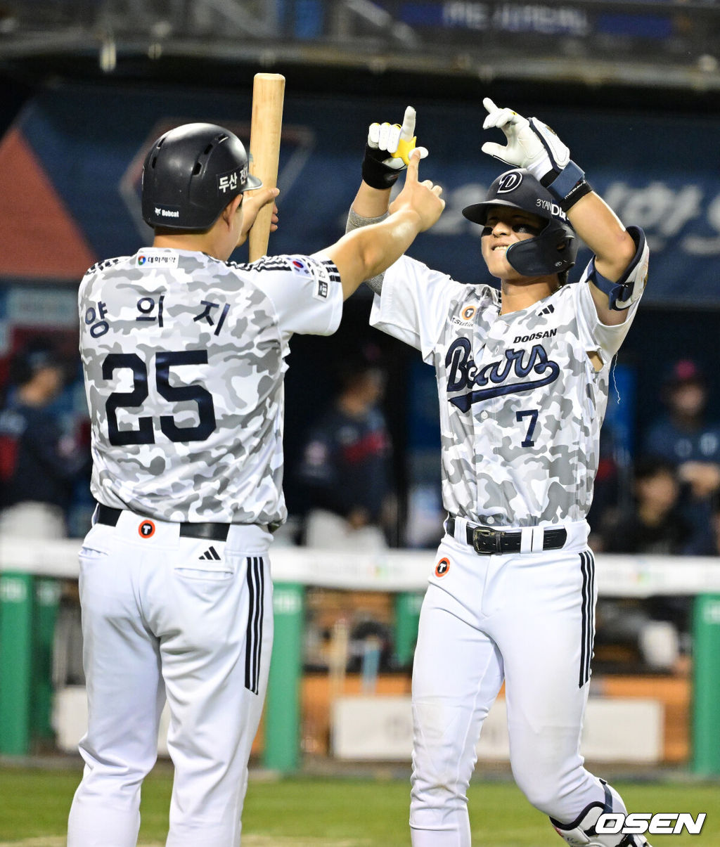 30일 서울 잠실야구장에서 2026 신한 SOL KBO리그 두산 베어스와 롯데 자이언츠의 경기가 열렸다.이날 두산은 최민석, 롯데는 박세웅을 선발로 내세웠다.6회말 2사 1,2루에서 두산 박찬호가 좌월 스리런포를 날리며 양의지의 축하를 받고 있다. 2026.06.30 / jpnews@osen.co.kr