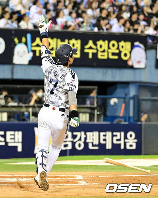 [OSEN=잠실, 지형준 기자] 30일 서울 잠실야구장에서 2026 신한 SOL KBO리그 두산 베어스와 롯데 자이언츠의 경기가 열렸다.이날 두산은 최민석, 롯데는 박세웅을 선발로 내세웠다.6회말 2사 1,2루에서 두산 박찬호가 좌월 스리런포를 날리며 타구를 바라보고 있다. 2026.06.30 / jpnews@osen.co.kr