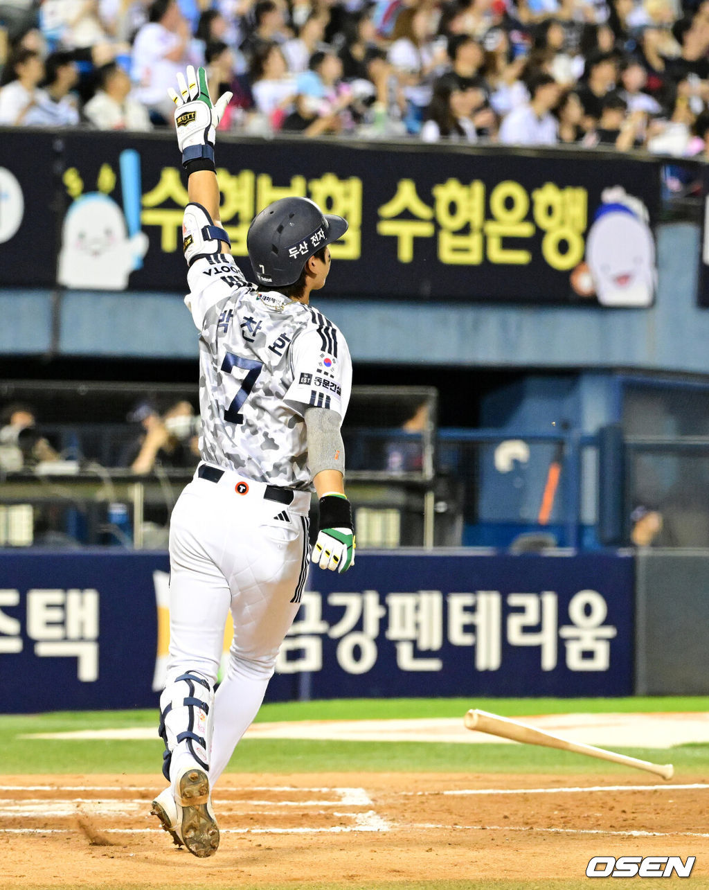 30일 서울 잠실야구장에서 2026 신한 SOL KBO리그 두산 베어스와 롯데 자이언츠의 경기가 열렸다.이날 두산은 최민석, 롯데는 박세웅을 선발로 내세웠다.6회말 2사 1,2루에서 두산 박찬호가 좌월 스리런포를 날리며 타구를 바라보고 있다. 2026.06.30 / jpnews@osen.co.kr