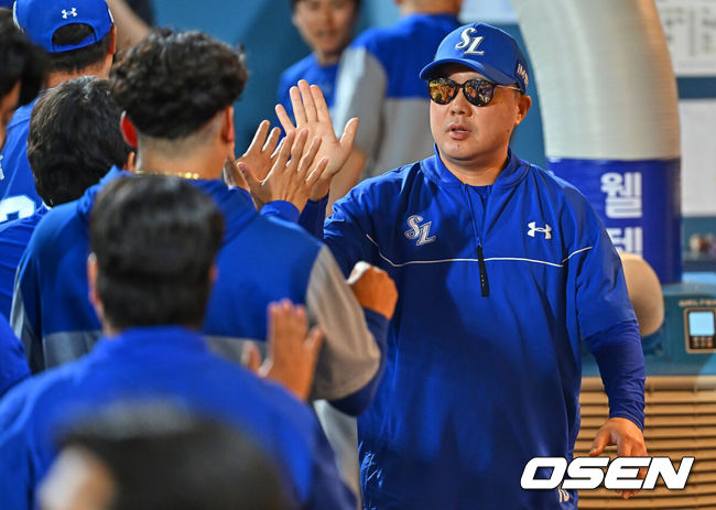 [OSEN=창원, 이석우 기자] 30일 창원NC파크에서 2026 신한 SOL KBO 리그 NC 다이노스와 삼성 라이온즈의 경기가 열렸다. 홈팀 NC는 테일러가, 방문팀 삼성은 오러클린이 선발 출전했다. 삼성 라이온즈 박진만 감독이 NC 다이노스에 13-7로 승리한 후 기쁨을 나누고 있다. 2026.06.30 / foto0307@osen.co.kr