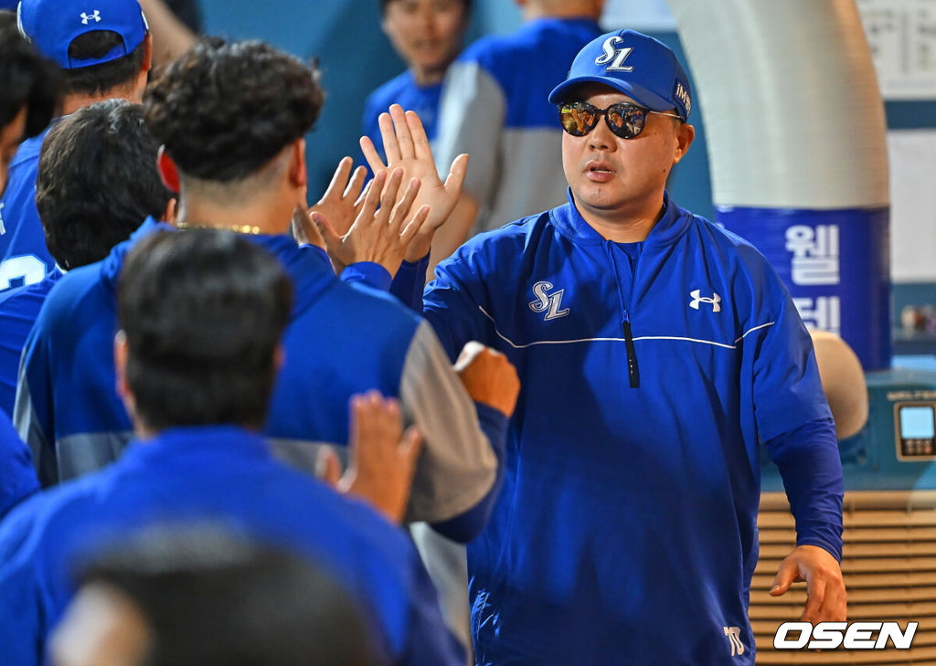 30일 창원NC파크에서 2026 신한 SOL KBO 리그 NC 다이노스와 삼성 라이온즈의 경기가 열렸다. 홈팀 NC는 테일러가, 방문팀 삼성은 오러클린이 선발 출전했다. 삼성 라이온즈 박진만 감독이 NC 다이노스에 13-7로 승리한 후 기쁨을 나누고 있다. 2026.06.30 / foto0307@osen.co.kr
