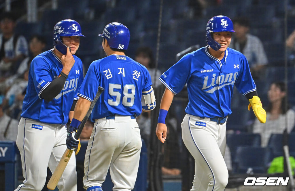 30일 창원NC파크에서 2026 신한 SOL KBO 리그 NC 다이노스와 삼성 라이온즈의 경기가 열렸다. 홈팀 NC는 테일러가, 방문팀 삼성은 오러클린이 선발 출전했다. 삼성 라이온즈 류지혁과 김현준이 9회초 2사 만루 양우현의 우익수 앞 2타점 안타때 득점을 올리고 하이파이브를 하고 있다. 2026.06.30 / foto0307@osen.co.kr